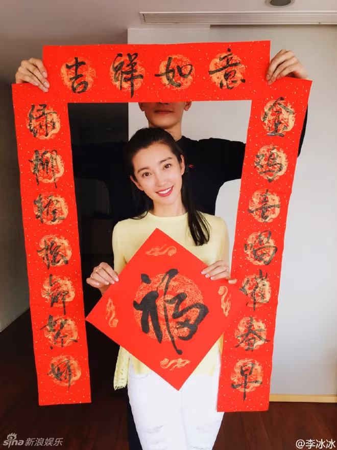 Chiều 26/1, Lý Băng Băng chia sẻ ảnh luyện thư pháp bên bạn trai kém 12 tuổi. Đây là lần đầu tiên cô công khai ảnh tình cảm. Giới trong nghề tin rằng chỉ trong tương lai gần, nữ diễn viên sẽ công bố chuyện kết hôn.