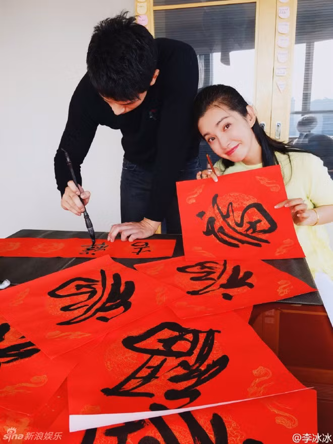 Người thân của Lý Băng Băng tiết lộ dù kém bạn gái nhiều tuổi nhưng Hứa Văn Nam thuộc mẫu người chín chắn, biết lắng nghe và hiểu biết. Giữa họ là sự hòa hợp và đồng điệu.