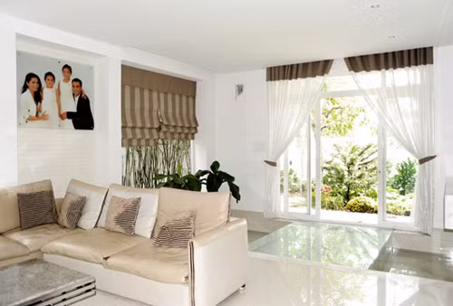 1. Nhà của MC Quyền Linh Quyền Linh được nhiều người yêu mến bởi tính cách chân thật và thân thiện. Cho dù trên màn ảnh nhỏ hay sân khấu, nam MC gốc miền Tây vẫn giữ nguyên được phong cách chân chất thường ngày của mình. Năm 2011, gia đình Quyền Linh chuyển về trong căn biệt thự ở khu dân cư Phước Kiểng, quận 7 TP.HCM. Bố trí các phòng cùng nội thất trong ngôi nhà đẹp sang trọng được chính tay bà xã Quyền Linh lên ý tưởng. Bà xã Quyền Linh cho biết cô thích trang trí phong cách châu Âu nên khi bài trí phải chú ý đến hài hòa ánh sáng.