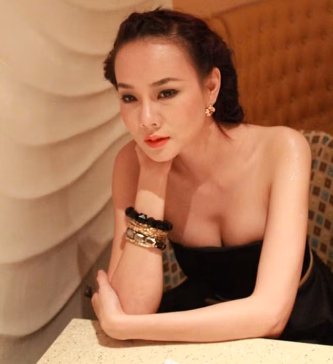 Á hậu Phụ nữ Việt Nam qua ảnh 2000 Dương Yến Ngọc cũng có cuộc đời không mấy bằng phẳng. Sau cuộc hôn nhân đầu tiên không suôn sẻ, ở lần tái hôn, Dương Yến Ngọc tiếp tục "tố" người chồng thứ hai bạo hành. Trong khi đó, chồng Dương Yến Ngọc phủ nhận và cho biết cô không quan tâm tới con cái. Tới nay, hai người đã "đường ai nấy đi".