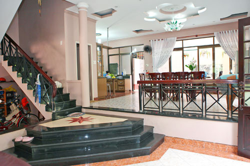 3. Nhà của MC Quốc Bình Quốc Bình là một MC nổi tiếng với những gameshow truyền hình, sự kiện giải trí. Năng động, hoạt ngôn trên sân khấu nhưng ngoài đời nam MC lại có cuộc sống khá trầm lắng. Nếu như đến không gian sống sang trọng của Quốc Bình, ai cũng có thể dễ dàng cảm nhận yên bình ngay từ ngoài cửa vào với khu vườn xanh mướt, rộng rãi.