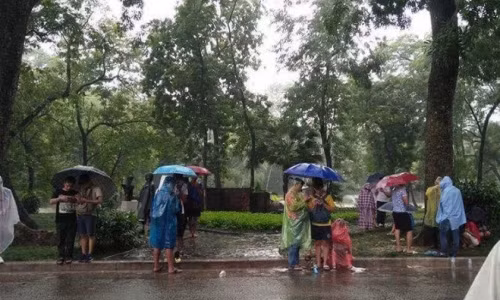 Day song canh gioi tre mac ao mua choi game giua troi bao