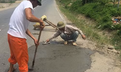 Hình ảnh người dân sửa đường - Ảnh: FB Vương Mạnh