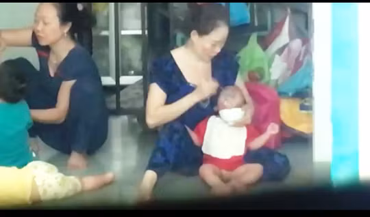 Hai bao mau bao hanh tre khai gi tai tru so cong an?