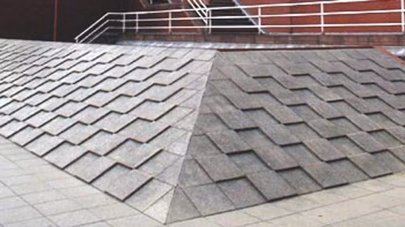 Một thiết kế khác để ngăn chặn trượt ván tại một trường đại học ở Cambridge, Vương quốc Anh.