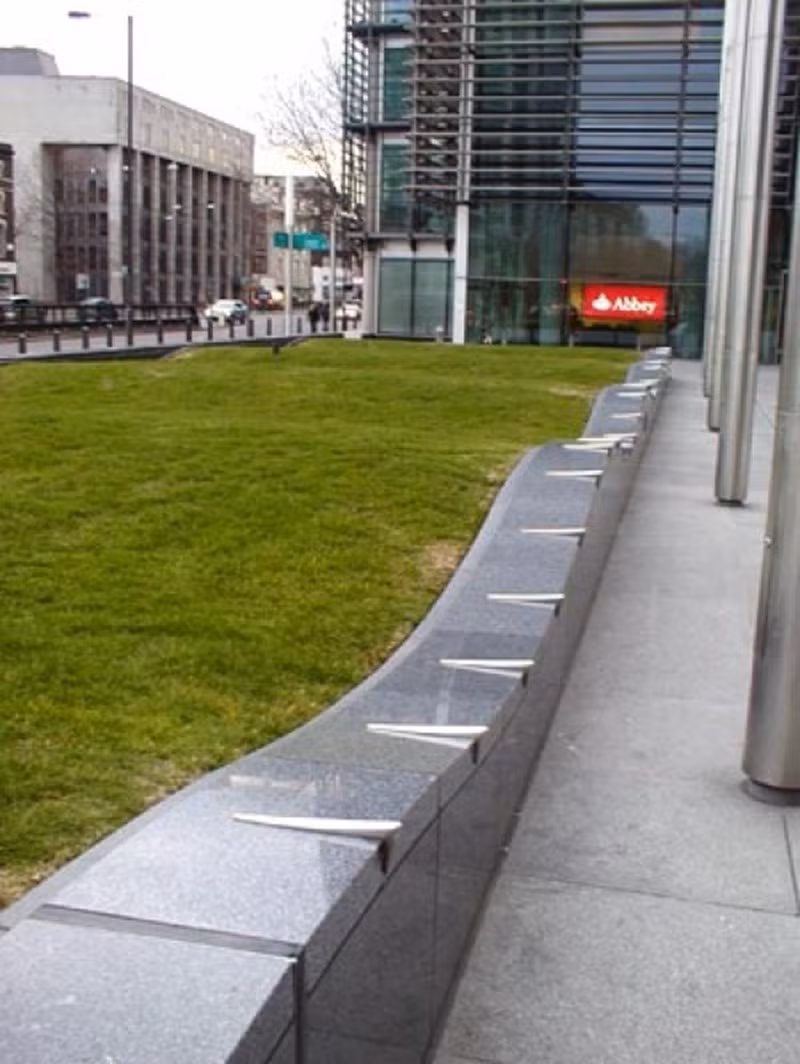 Thiết kế này là nhằm ngăn thanh niên trượt ván.