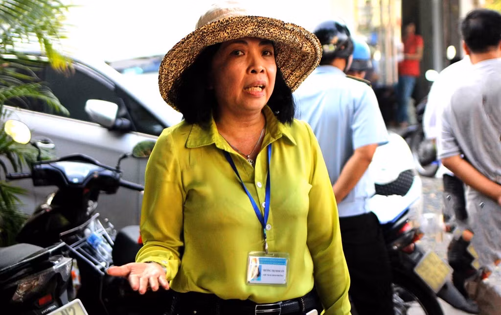 Vị nữ Chủ tịch phường Bình Trị Đông B ngay lập tức giải thích: "Theo chỉ đạo của quận, để hỗ trợ người dân kinh doanh buôn bán và sinh sống, quận đã cho kẻ vạch giới hạn cho phép người dân sử dụng phần bên trong để đậu xe máy, còn ôtô thì không được phép".