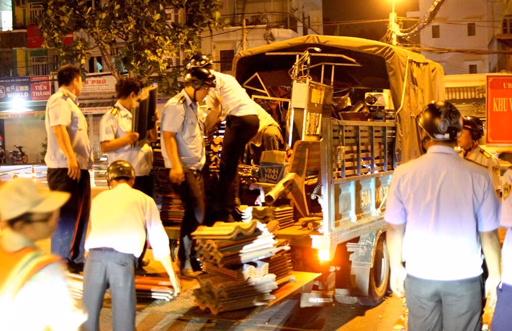 Lực lượng chức năng tuần tra đến hơn 21h cùng ngày. Nữ Chủ tịch phường Bình Trị Đông B cho biết ngày nào lực lượng chức năng cũng tuần tra, xử lý từ chiều đến tối muộn mới nghỉ. Những nơi đã nhắc nhở nhưng người dân không tuân thủ, đoàn kiểm tra sẽ tháo dỡ đồng thời lập biên bản xử phạt hành chính.