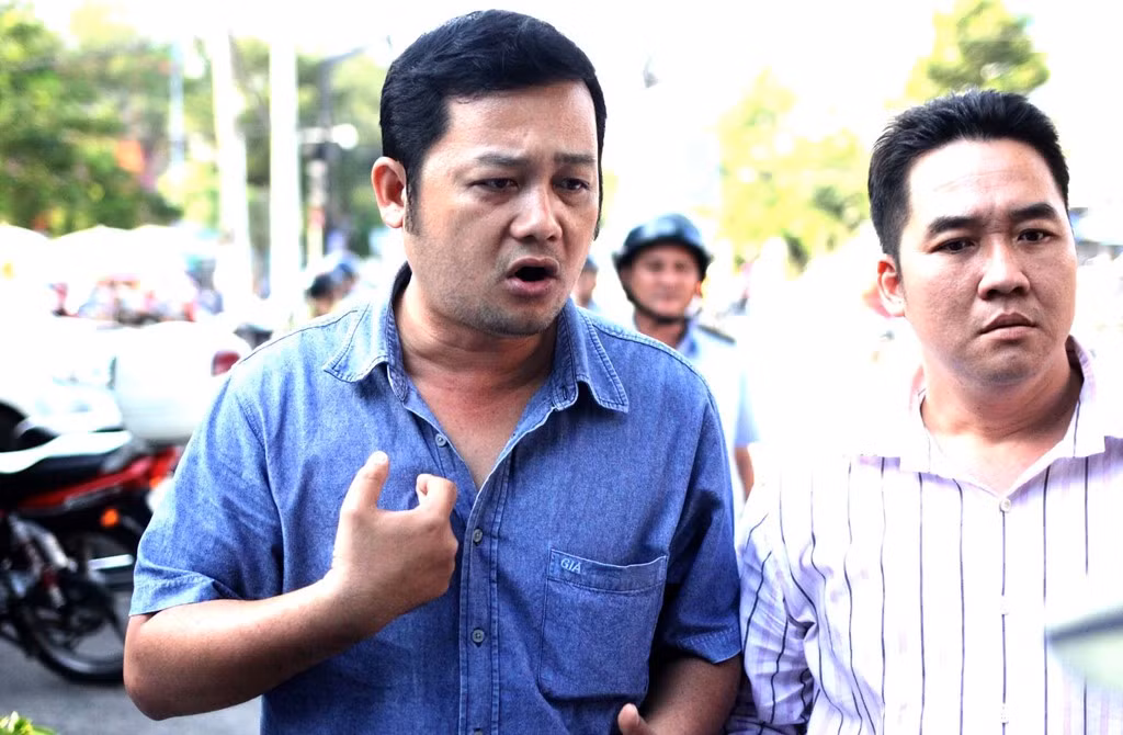 Sau khi nghe bà Tín giải thích, người đàn ông trong hình cho rằng phường làm như vậy là đúng lý chưa chưa hợp tình. Người này giải thích do không biết quy định vạch kẻ chỉ cho xe máy đậu nên lần đầu vi phạm và mong lực lượng chức năng bỏ qua. Tuy nhiên, nữ chủ tịch phường nói cần phải xử lý để công bằng với những trường hợp vi phạm khác.