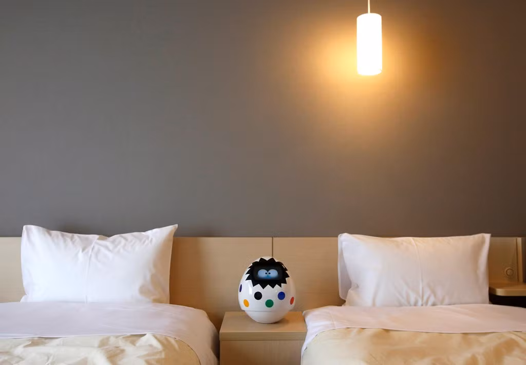 Tapia là tên của con robot này. Nó được đặt trong phòng ngủ nhằm giúp khách hàng điều khiển các thiết bị như TV, máy lạnh... thông qua ra lệnh bằng giọng nói hoặc sử dụng màn hình cảm ứng.