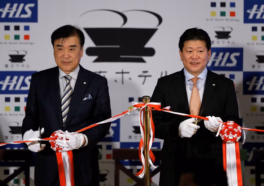 Các lãnh đạo cắt băng khánh thành khách sạn robot. Trong tiếng Nhật, tên của khách sạn này có nghĩa là "khách sạn kỳ lạ".