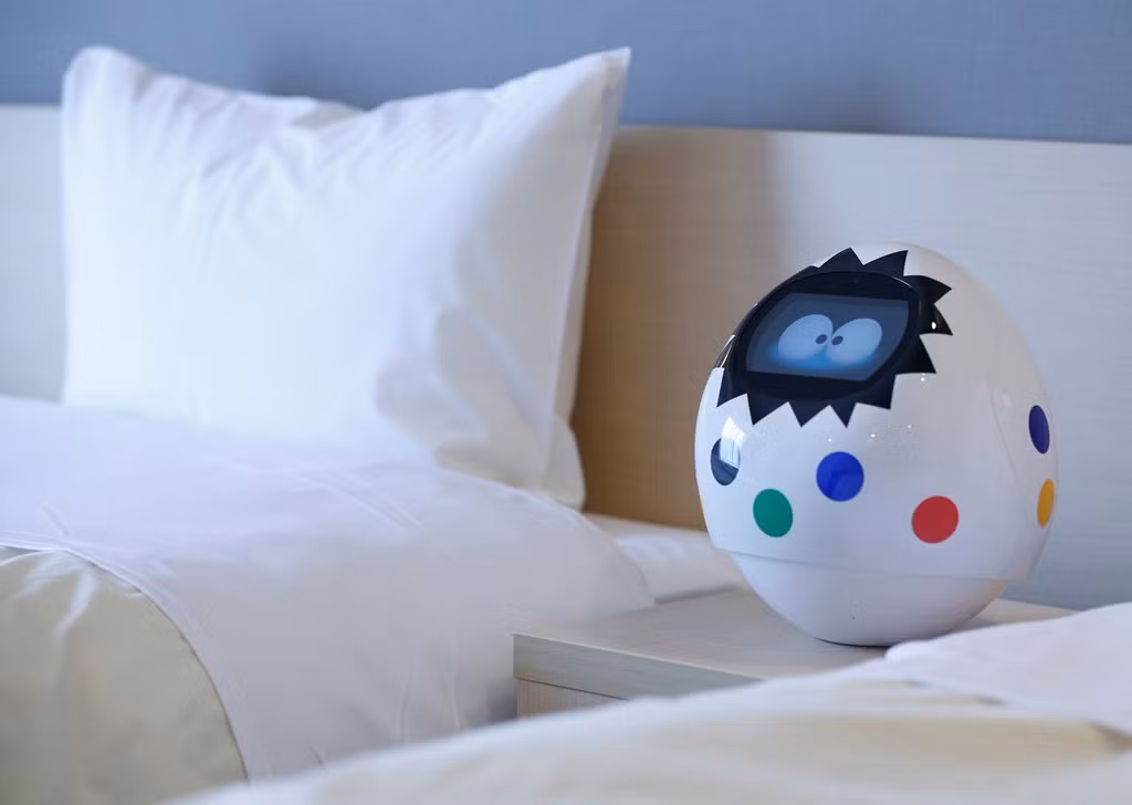 Việc sử dụng robot và năng lượng sạch giúp khách sạn giảm chi phí hoạt động một cách đáng kể. Các robot đều được thiết kế với bề ngoài quen thuộc và đáng yêu nhằm tạo cho khách hàng cảm giác gần gũi.