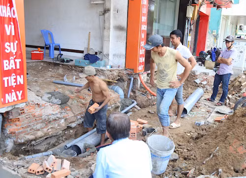 Ghi nhận của PV trên đường Nguyễn Tri Phương, Nguyễn Kim, Ba Tháng Hai, Cao Thắng,... người dân đã đồng loạt đập bỏ những công trình vi phạm mặc dù không có mặt lực lượng chức năng tại hiện trường, với không khí như một ngày hội đầy tiếng nói cười.