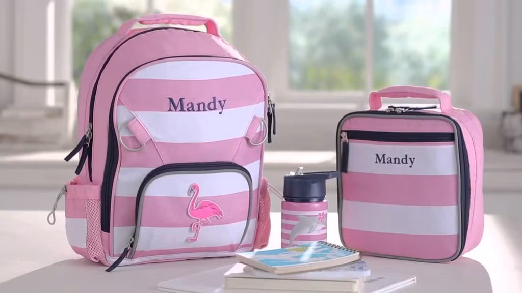 Tránh dùng các đồ có đề tên: Các đồ vật có thêu tên như balô, túi xách, quần áo… thường rất dễ thương, nhưng chúng cho kẻ có ý định xấu biết thêm thông tin về bé. Việc người khác biết tên dễ khiến bé cảm thấy tin tưởng hơn. Do đó, tốt nhất cha mẹ nên dùng những đồ không quá nổi bật và không có thông tin cá nhân của con. Ảnh: Pottery Barn Kids.