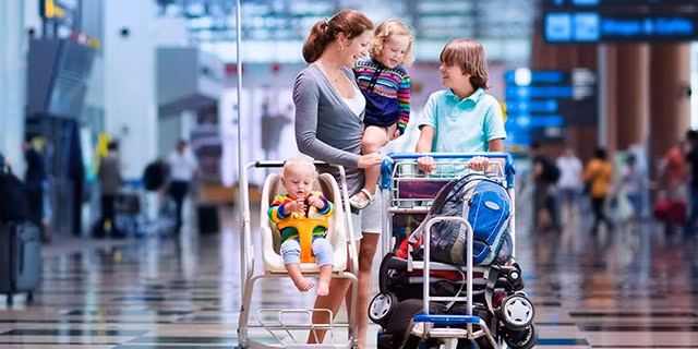 Dạy trẻ nhận biết người có thể trợ giúp: Bạn có thể giúp bé nhận diện những người có khả năng giúp đỡ bé như công an, cảnh sát, nhân viên thu ngân… khi bị lạc. Nếu bé cảm thấy không an toàn và chỉ có một mình, hãy dạy bé tìm một bà mẹ có con nhỏ đi theo để nhờ trợ giúp. Ảnh: Westjet.