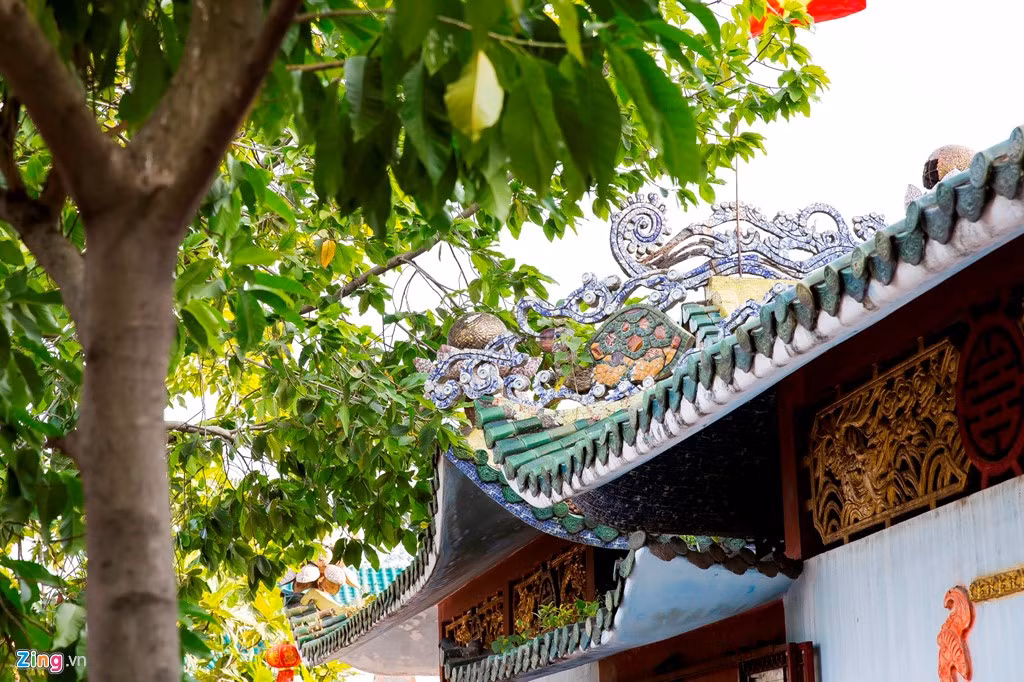 Sau khi viếng miếu, du khách thường dành thời gian thả bộ trong khuôn viên đầy cây xanh của miếu.