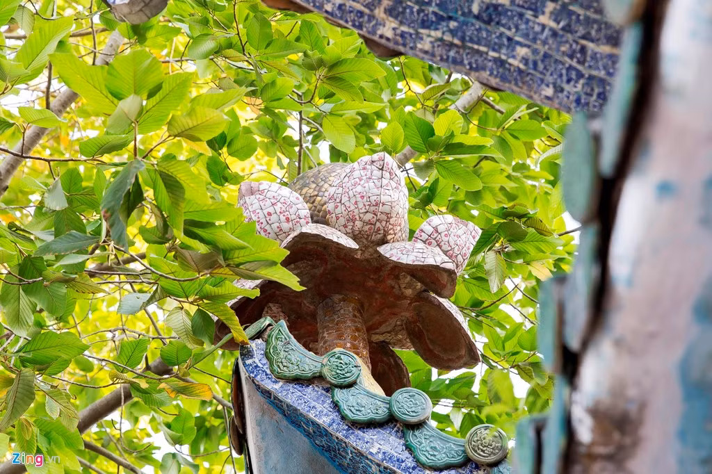 Trong lúc du ngoạn, du khách sẽ được ngắm sự hòa hợp của thiên nhiên với các hoạt tiết trang trí.