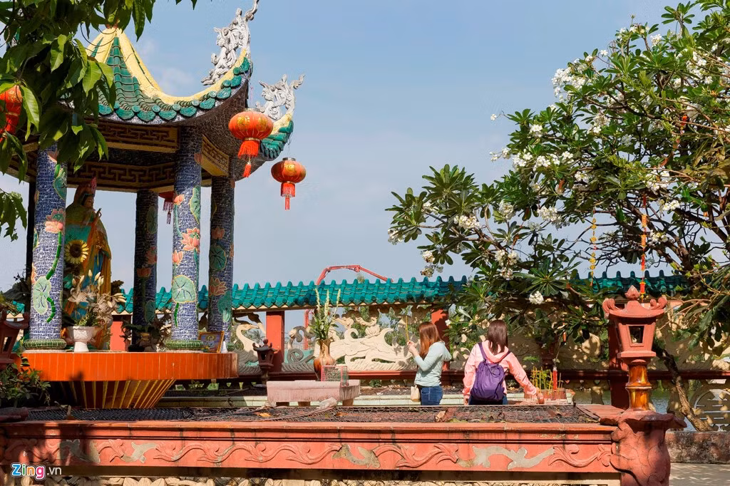 Để đến ngôi miếu cổ, từ chợ Gò Vấp, bạn chạy xe theo đường Nguyễn Thái Sơn. Đến cuối đường, rẽ vào đường Trần Báo Giao, chạy thêm vài trăm mét sẽ đến bãi gửi xe để qua đò đến miếu.