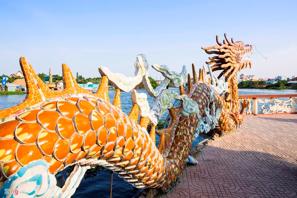 Giá đò là 10.000 đồng một người cho hai lần đi. Thời gian chờ tàu khoảng 10 phút, di chuyển khoảng 5 phút.