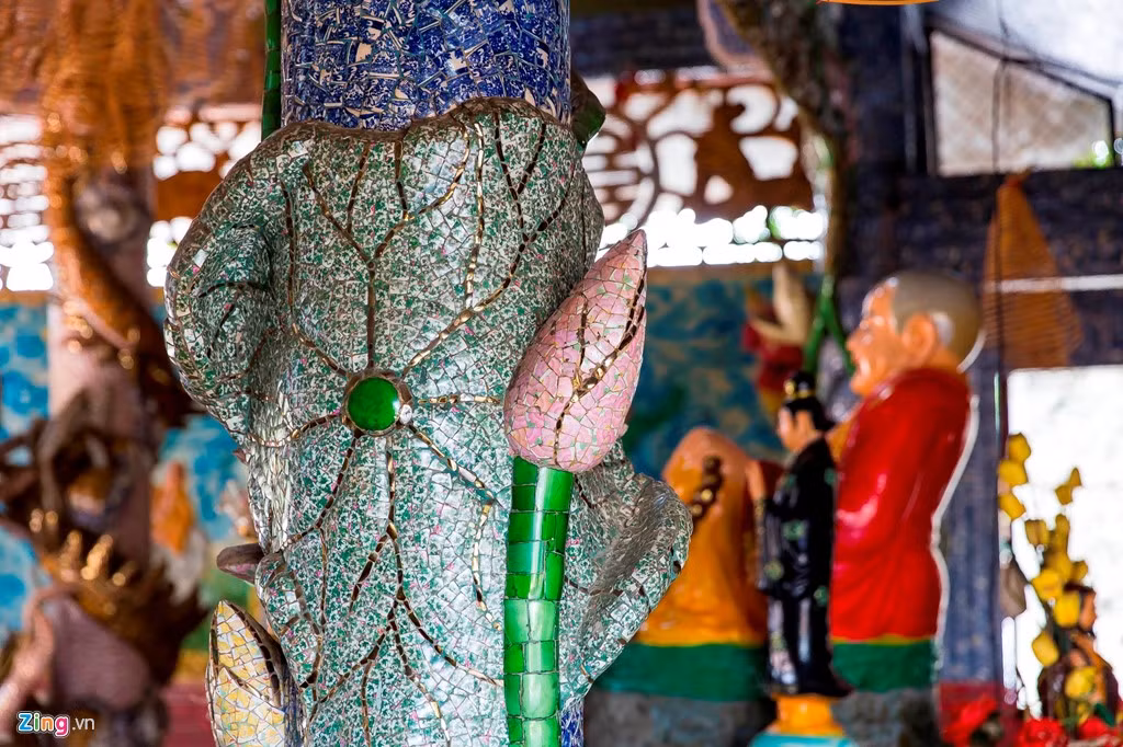 Không chỉ nổi tiếng linh thiêng, nơi này còn thu hút khách tham quan với kiến trúc Hoa - Việt; hàng trăm tượng rồng lớn nhỏ chạm khắc tinh sảo. Các pho tượng rồng được ốp bằng mảnh sành sứ nhiều màu sắc, sống động và tuyệt đẹp.