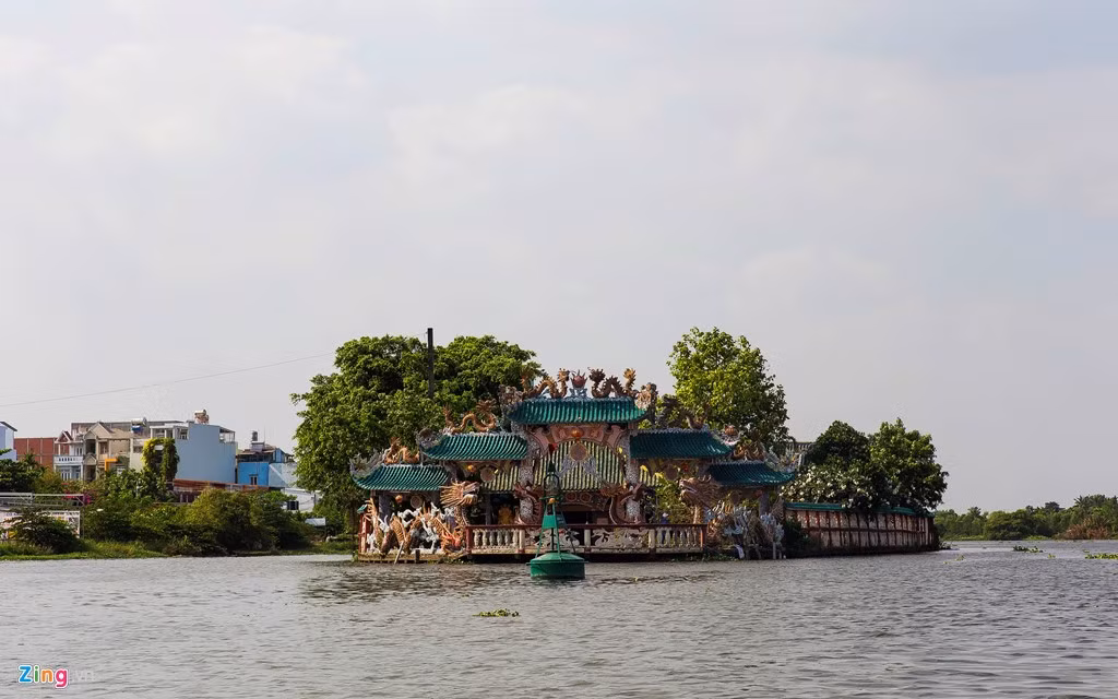 Ngoi mieu hon ba the ky di bang do moi den o TP.HCM