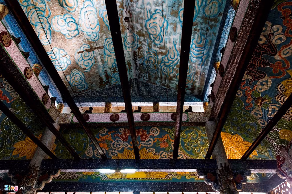 Miếu cũng có hàng trăm bức phù điêu trên cột, tường, trần nhà.