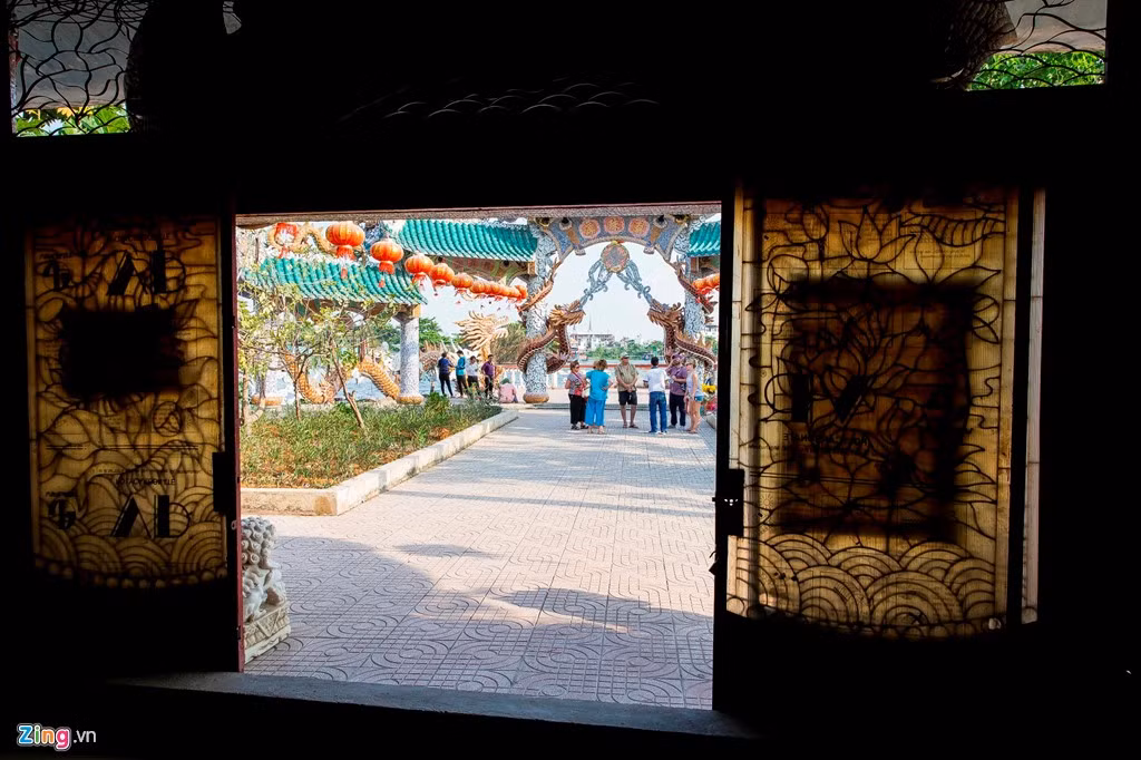 Nhiều du khách nước ngoài cũng đến tìm hiểu về lịch sử của ngôi miếu nổi duy nhất ở Sài Gòn.