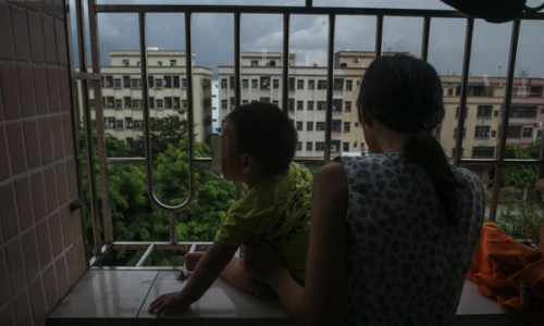 Cuộc sống đơn thân nhọc nhằn của mẹ con Thủy (Ảnh minh họa).