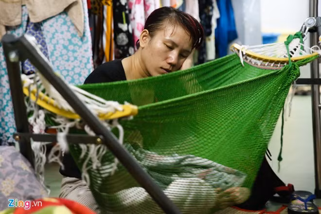 Người phụ nữ này đã ngủ thiếp đi trong khi ru con ngủ.