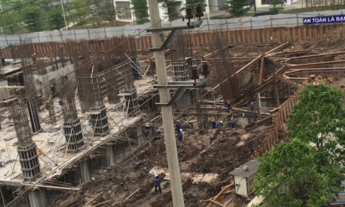 Công trường dự án Tứ Hiệp Plaza vẫn đông vui như chảy hội. Ảnh Thanh Thắng.