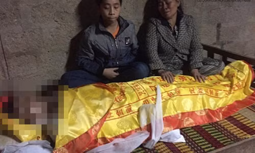 Mới đi Lào không lâu, Lê Duy Rin đột ngột qua đời do tai nạn khiến gánh nặng đổ lên vai bà Cam càng lớn hơn