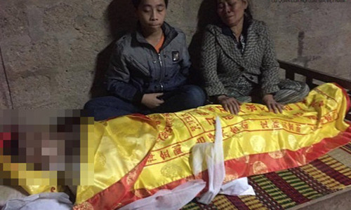 Mới đi Lào không lâu, Lê Duy Rin đột ngột qua đời do tai nạn khiến gánh nặng đổ lên vai bà Cam càng lớn hơn