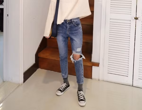 7. Quần jeans rách quá đà Jeans rách và rách hơn nữa, đó có thể là mốt ở đâu đó. Nhưng nếu một chiếc quần jeans rách khiến bạn hơi ngượng ngùng và ít có dịp diện đi đâu mà không đủ dũng cảm để nhận những ánh mắt dè bỉu thì nên “tiễn” luôn khỏi tủ.