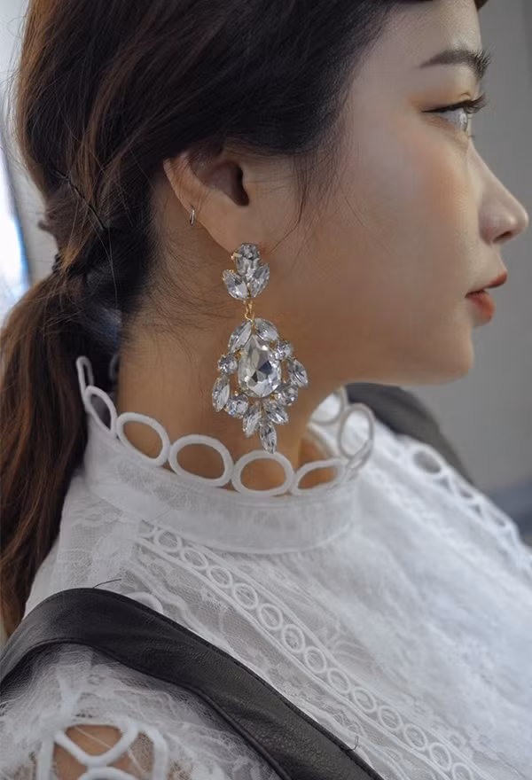 8. Khuyên tai nặng phi lý Dù xu hướng khuyên tai bản lớn ấn tượng có thể chiếm lĩnh thị trường thời trang, nhưng nếu nó khiến tai bạn đau nhức, thậm chí có thể kéo chảy xệ tai bạn, thì tại sao lại còn phải cố? Đơn giản là hãy kiếm một đôi khuyên tai làm bằng chất liệu nhẹ hơn.