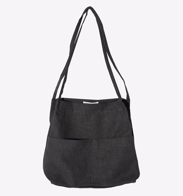 2. Túi xách công sở quá cũ Đã là túi xách dùng để đi làm, thì bạn đừng để nó ở tình trạng rách nát quá thảm hại. Để dành tiền mua một chiếc túi xách mới giá bình dân cũng không tốn kém lắm đâu. Muốn năm mới phát tài thì hãy bỏ luôn các kiểu túi xách cũ này đi nhé.