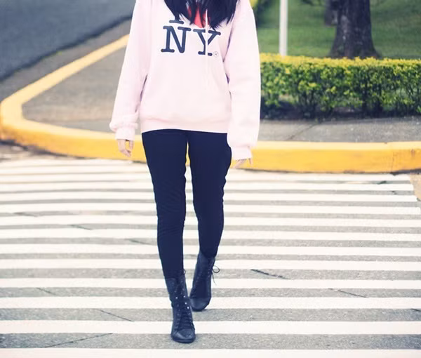 4. Quần dài đen bạc màu Món đồ cơ bản này cũng chỉ phát huy được công dụng của nó nếu giữ được màu đen sậm sang trọng và sạch sẽ. Tại sao phải giữ một chiếc quần bạc màu cũ kỹ trong tủ quần áo?