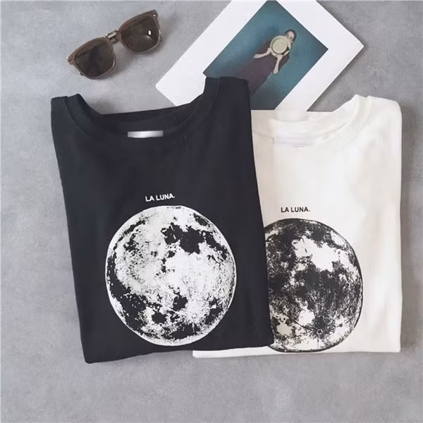 1. Áo phông cổ động Tất cả những kiểu áo phông từ các sự kiện, các tổ chức, áo cổ vũ ban nhạc, áo đồng phục, bạn hãy tự hỏi: Mình có phải mặc chúng lần nào nữa không? Sự thật khá đau lòng là những kiểu áo này rất khó phối đồ, bạn ít khi tự tin mặc chúng ngoài cuộc sống hằng ngày, vì thế, hãy bỏ luôn món đồ cũ này đi.