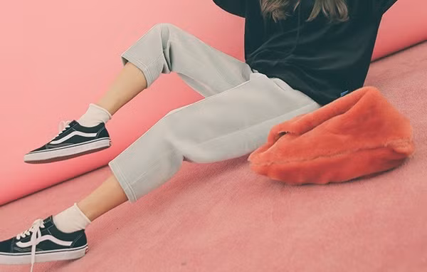 11. Quần dài không vừa vặn Một món đồ nữa có khả năng “ngáng đường” thành công của bạn, cả trong sự nghiệp và trong thời trang. Nếu không có ý định đem ra tiệm may để sửa lại cho đỡ rộng hay đỡ dài, thì tốt nhất hãy mang nó cho người khác mặc vừa hơn.