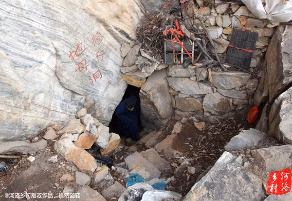 "Lúc trước, tôi thường xuyên nằm mơ thấy Nữ Oa Nương Nương gọi mình. Sau khi lên núi, tôi phát hiện ra một hang động tên là "Động Mẫu" thờ Nữ Oa. Từ đó, tôi quyết định ở lại nơi này...", anh Thôi chia sẻ.