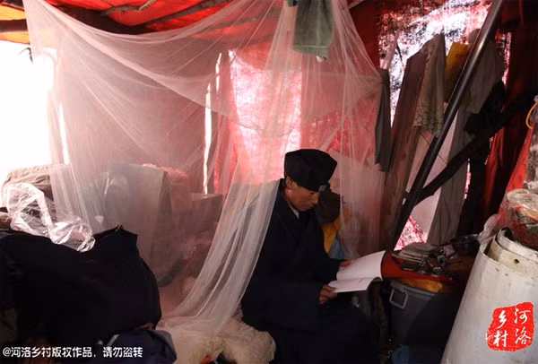 Đạo sĩ Thôi đang xem sách tu hành.