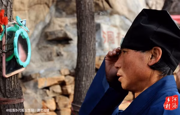 Muốn lên núi tu hành, tuy nhiên, do không có người giới thiệu, anh đợi mãi vẫn không được gọi "nhập học".