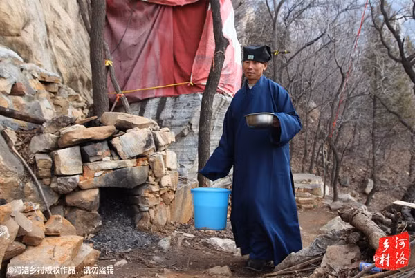 Hai năm trước, anh chỉ là một nông dân bình thường. Nhưng sau khi phát hiện bạn gái đã quen nhau nhiều năm dan díu với người trong khu trọ, đồng thời anh bị anh em đuổi đi nên anh quyết định bỏ lại tất cả, đến Thiếu Lâm Tự đăng ký học võ để trả thù.