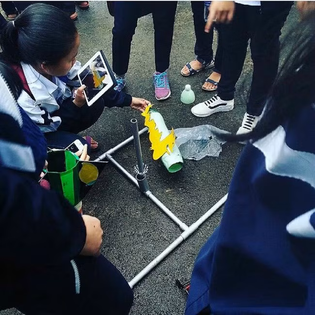 Học sinh nhanh chóng đưa "rồng Pikachu" vào những sản phẩm sáng tạo của mình.