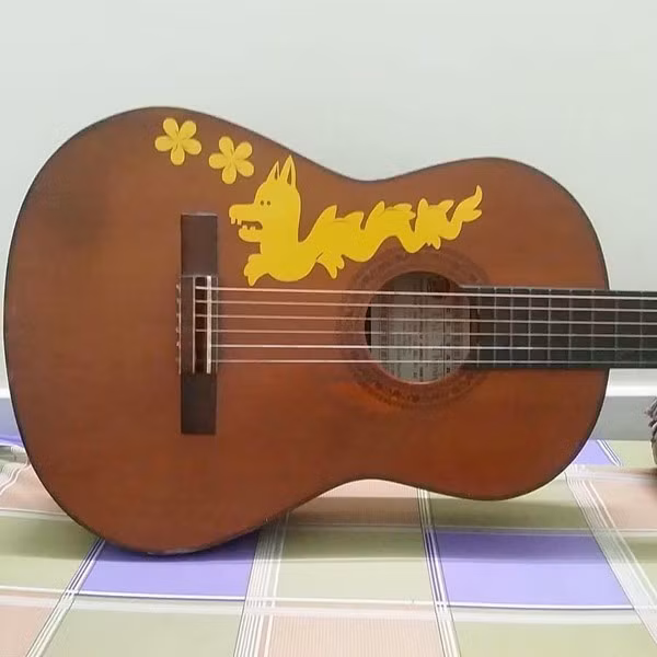 Đến đàn guitar cũng có... rồng vàng.