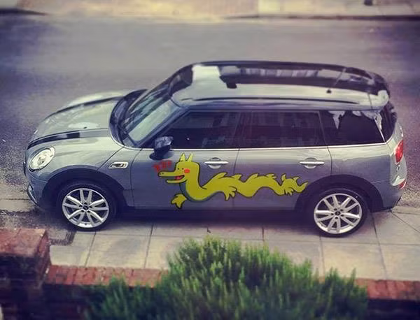 Chủ nhân chiếc ôtô này hưởng ứng trào lưu bằng cách trang trí hình chú rồng Pikachu đang nổi tiếng trên mạng lên xe.