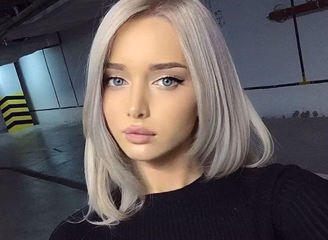 Một năm trở lại đây, Mariyan trung thành với mái tóc màu bạch kim. Đó cũng là nét thu hút riêng của cô.