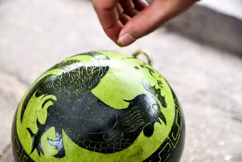 Sau khi khắc (cạo bỏ lớp vỏ) người thợ phủ nhũ lên trên thêm phần đẹp hơn.