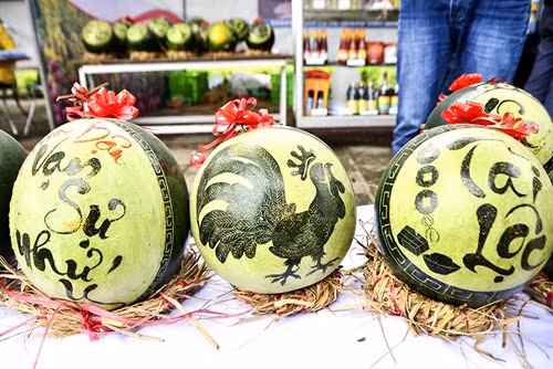 Những quả dưa được đặt trên những chiếc đế tết bằng rơm.