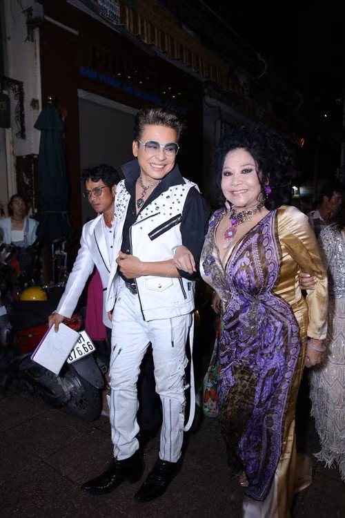 Tuy đã tổ chức đám cưới đến 9 lần với mục đích từ thiện và từng gây xôn xao dư luận khắp nơi. Thế nhưng mỗi khi xuất hiện, cặp đôi Thanh Bạch - Thúy Nga đều như vợ chồng mới cưới. Cùng ngắm lại gu ăn mặc của đôi vợ chồng này qua một số sự kiện đã diễn ra trong năm 2016.