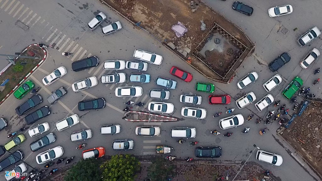 Đây là nút giao giữa tuyến đường Cầu Giấy - Xuân Thủy và Nguyễn Phong Sắc - Trần Thái Tông (quận Cầu Giấy). Lâu nay, giữa ngã tư này bị một lô cốt công trường tuyến đường sắt Metro Nhổn - ga Hà Nội mọc lên chiếm nhiều lối đi.